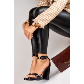 Schwarz lackierte Sandaletten mit hohen Absätzen 1