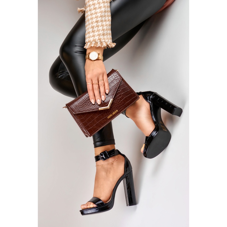 Schwarz lackierte Sandaletten mit hohen Absätzen 2