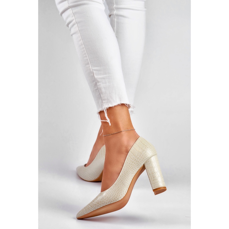 Helle Pumps auf einem Pfosten aus Öko-Leder grau 1