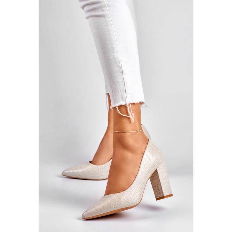 Helle Pumps auf einem Pfosten aus Öko-Leder grau 2