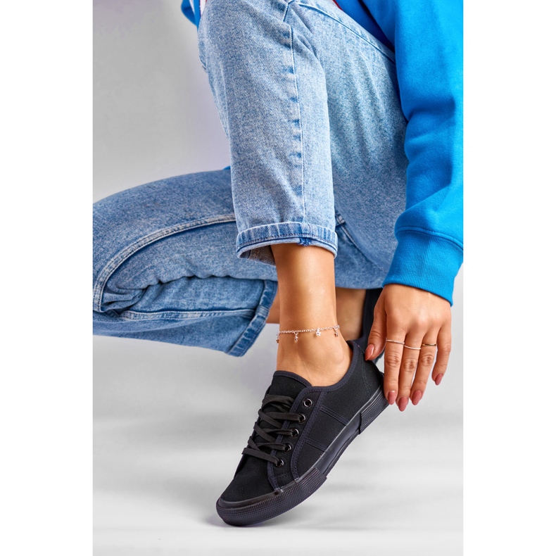 Schwarze Low-Top-Sneaker mit schwarzer Sohle 1