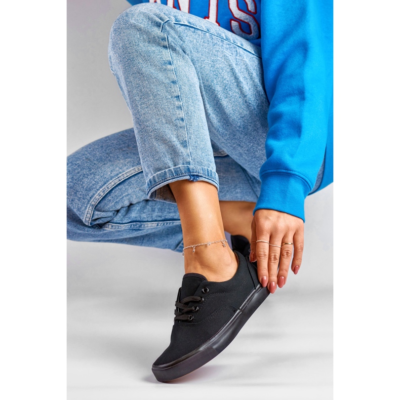 Klassische Damen-Sneaker mit schwarzer Sohle 1