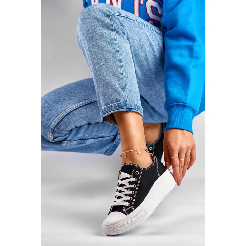 Schwarze Turnschuhe auf niedrigem Plateau 1