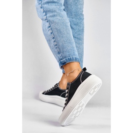 Schwarze Turnschuhe auf niedrigem Plateau 2