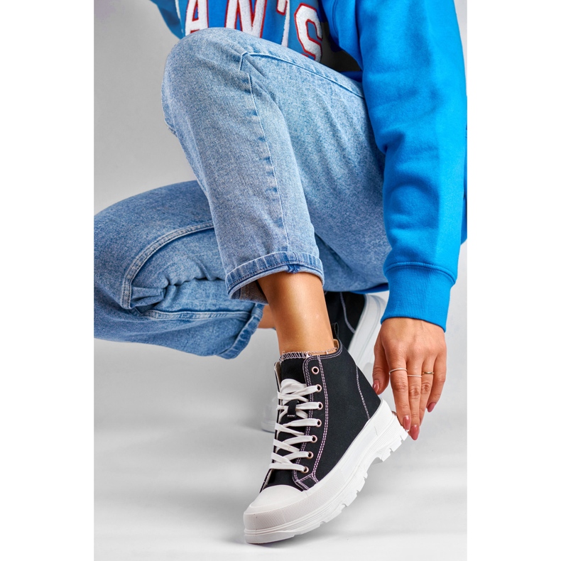 Schwarze Sneaker über dem Knöchel 1