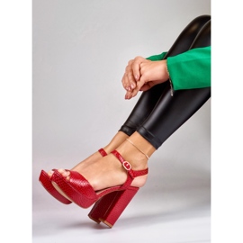 Rote Sandalen mit hohen Absätzen 1