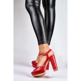 Rote Sandalen mit hohen Absätzen 2