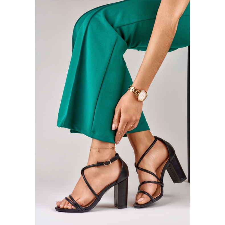 Schwarze Damensandalen am Isan-Pfosten 1