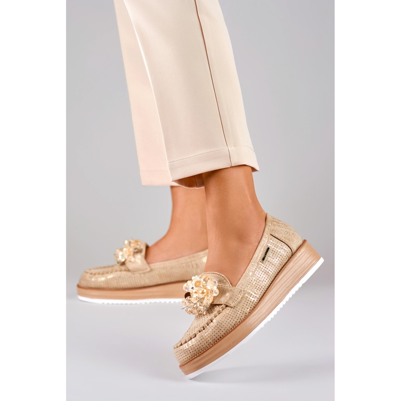 Durchbrochene Schuhe auf dem Plateau mit Verzierung beige 2