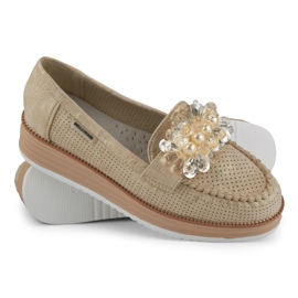 Durchbrochene Schuhe auf dem Plateau mit Verzierung beige 1