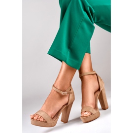 Beigefarbene, hohe Knöchelsandalen 1