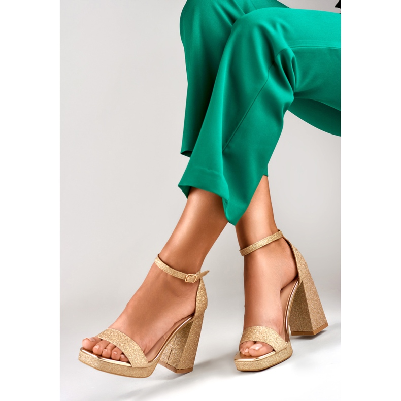 Goldglänzende Sandalen auf einem breiten hohen Absatz golden 1