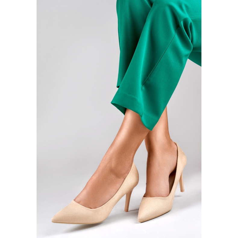 Beige klassische High Heels aus Wildleder 1