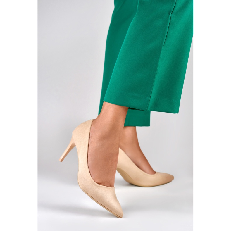 Beige klassische High Heels aus Wildleder 2