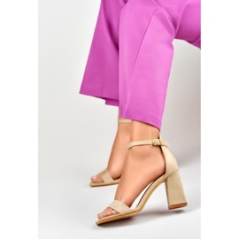 Beigefarbene Sandalen mit hohen Absätzen 1