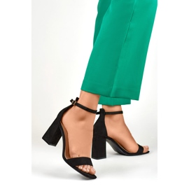 Schwarze Sandalen mit hohen Absätzen 1