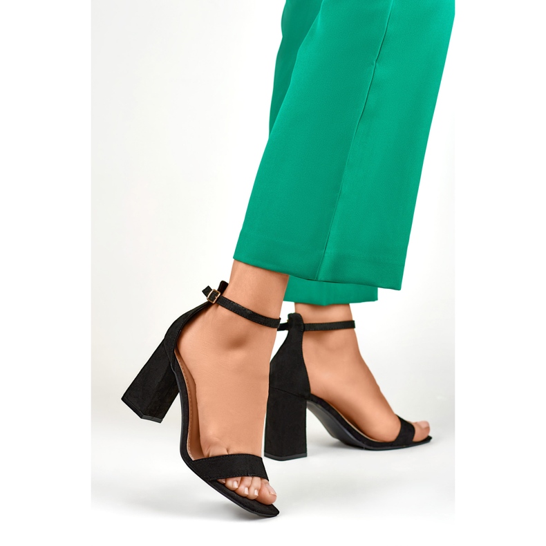 Schwarze Sandalen mit hohen Absätzen 1