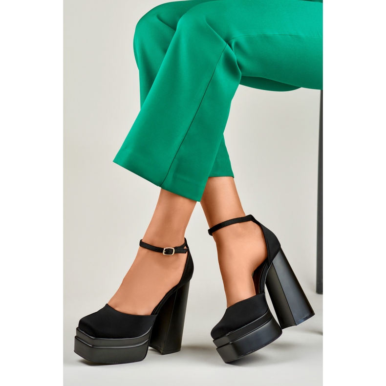 Schwarze High-Heel-Sandalen von Libby 1