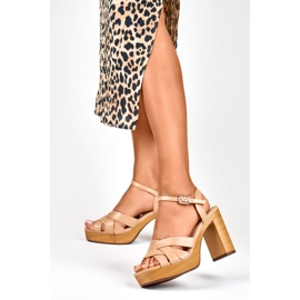 Beige Damensandalen am Pfosten 1