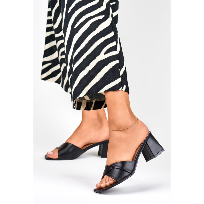 Schwarze Damenpantoffeln mit niedrigem Absatz 1