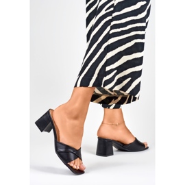 Schwarze Damenpantoffeln mit niedrigem Absatz 2