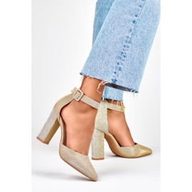 Goldene Brokatpumps, die am Knöchel befestigt sind 1