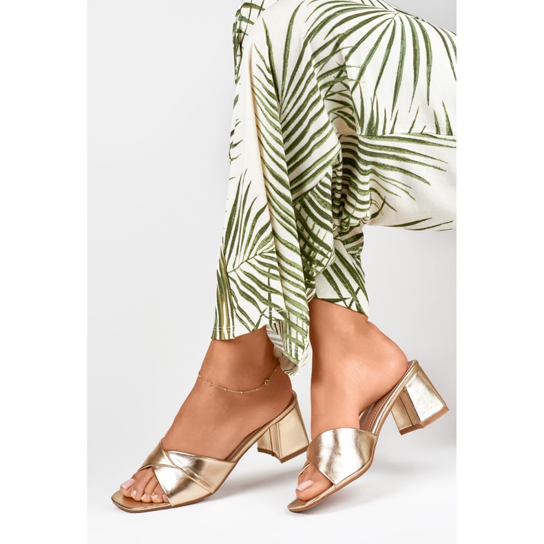 Goldene Damenpantoffeln mit niedrigem Absatz 1