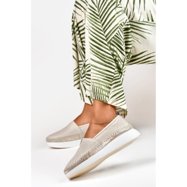 Damenschuhe aus beigem, durchbrochenem Leder 2