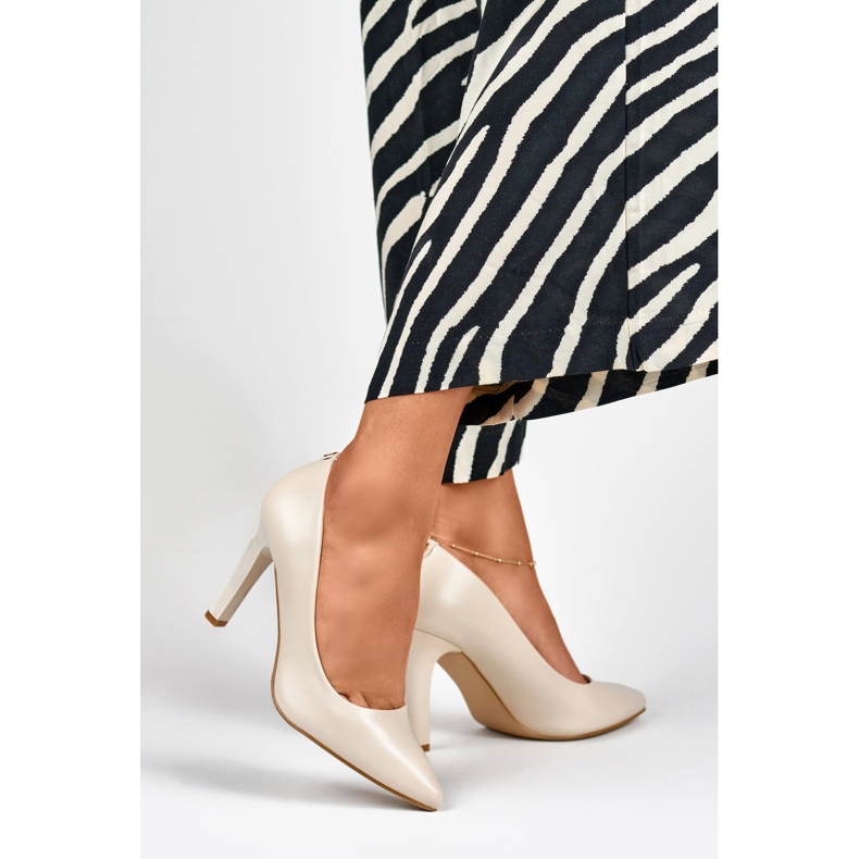Beigefarbene Pumps auf dickem High Heel 2