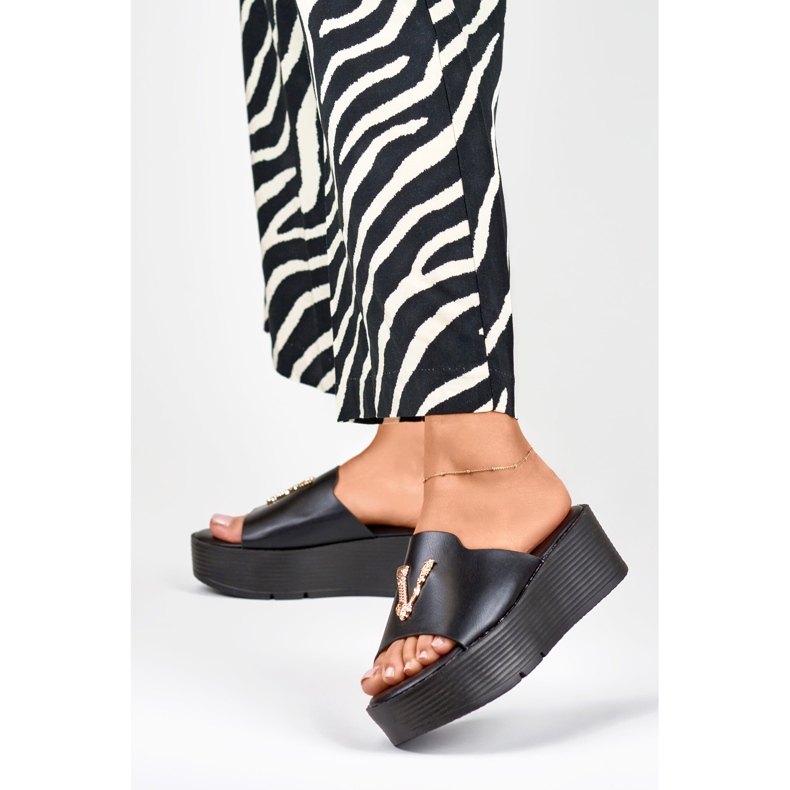 Schwarze Damen-Keilsandalen mit Goldverzierung 2