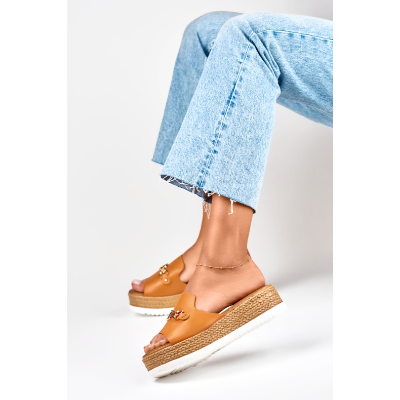 Orangefarbene Damenhausschuhe mit niedrigem Keilabsatz 2