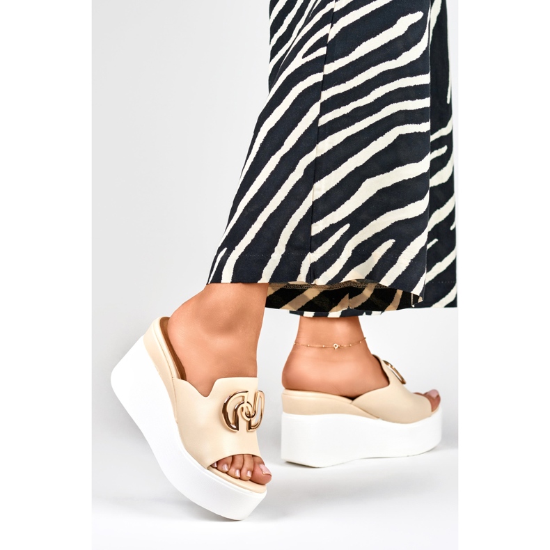 Elegante beige Damen-Keilpantoffeln 1