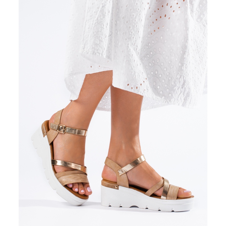 Beige Keilsandaletten von Shelovet 1