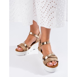 Beige Keilsandaletten von Shelovet 2