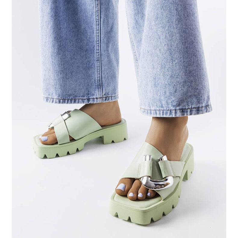 Grüne Pantoletten auf der Traktorsohle von Carceri 1