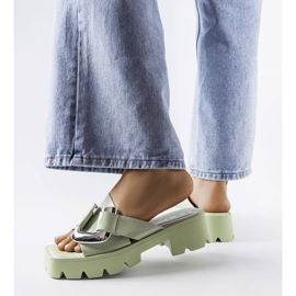 Grüne Pantoletten auf der Traktorsohle von Carceri 2