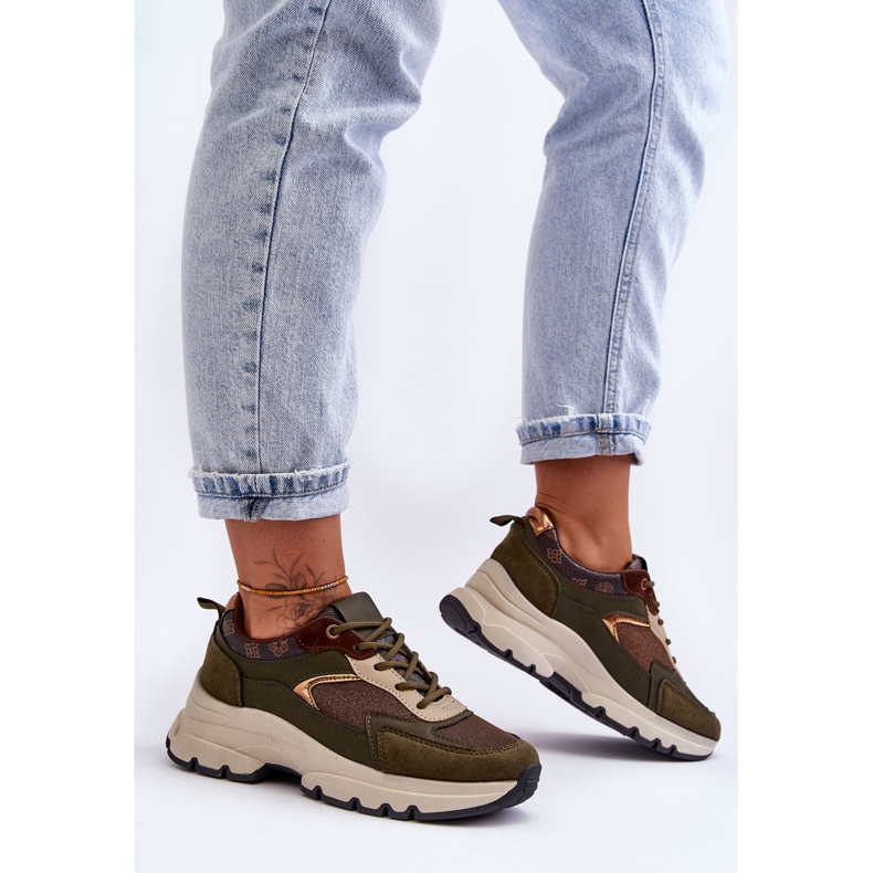 PM1 Sportschuhe zum Schnüren auf einer grünen Escape-Plattform 1