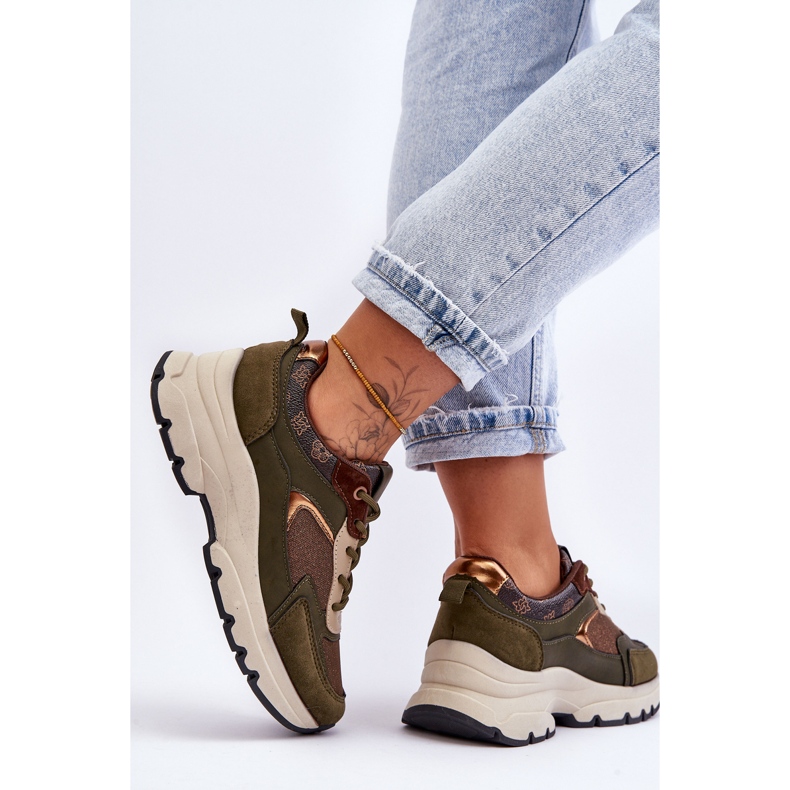 PM1 Sportschuhe zum Schnüren auf einer grünen Escape-Plattform 2