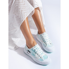 Turnschuhe auf einem dicken blauen Plateau von Shelovet 1