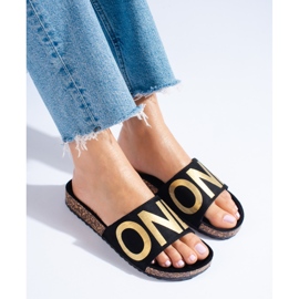 Schwarze Flip-Flops mit goldenem Schriftzug auf der Shelovet-Kappe 1