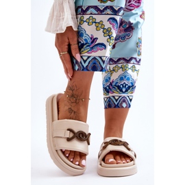 Damensandalen mit beigefarbener Rückseite 1