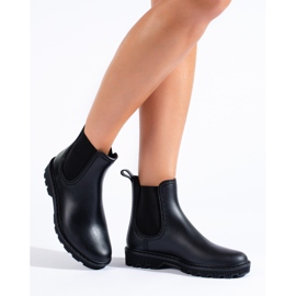 Kurze schwarze Gummistiefel von Shelovet 1