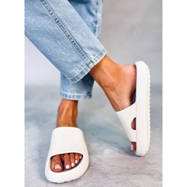 Weiße Kissenhausschuhe von Yang 2