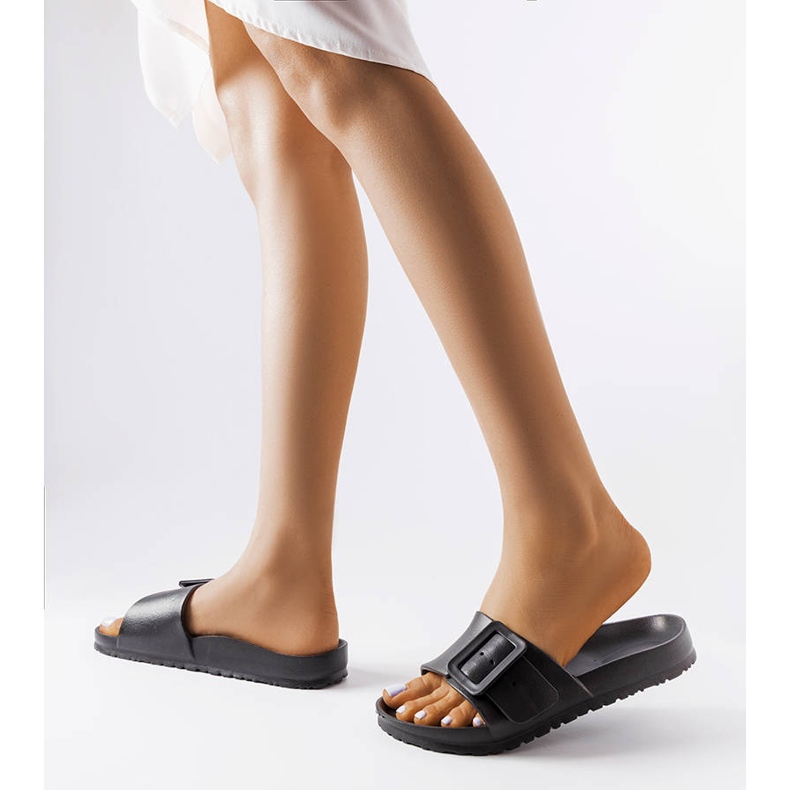 Schwarze Gummi-Slider mit Schnalle von Nelm 2