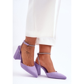 Wildlederpumps mit dekorativem Riemen Violett von Lirosa lila 2