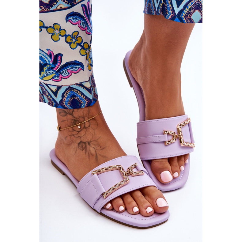 Klassische Damenhausschuhe mit verziertem Lila. Beeindruckend violett 2