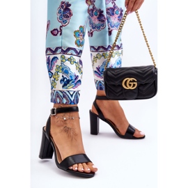 Klassische Damensandalen mit Absatz in Schwarz von Treada 1