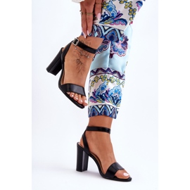 Klassische Damensandalen mit Absatz in Schwarz von Treada 2