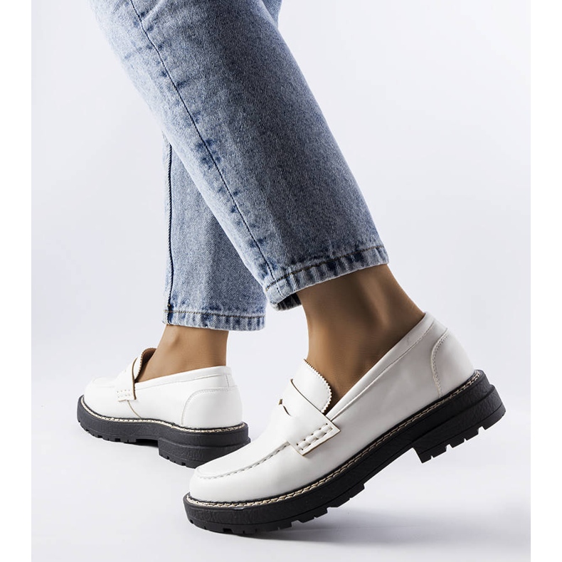 Weiße Brogues mit Lederinnensohle von Biddie 1