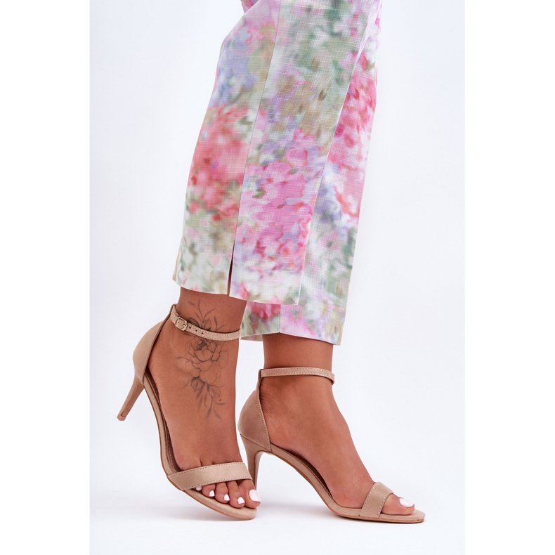 Klassische Wildledersandalen auf einem beigen Tossa High Heel 1